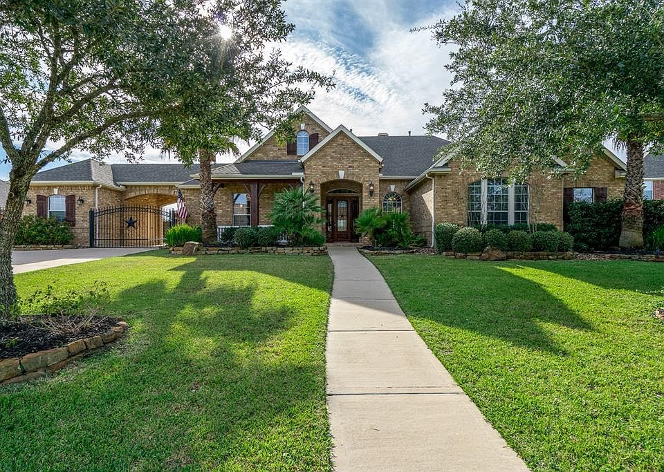 Fabulous 1-story David Weekley with mature trees and lush landscaping! This home is conveniently located across the street from one of the neighborhood lakes and is waiting for you!