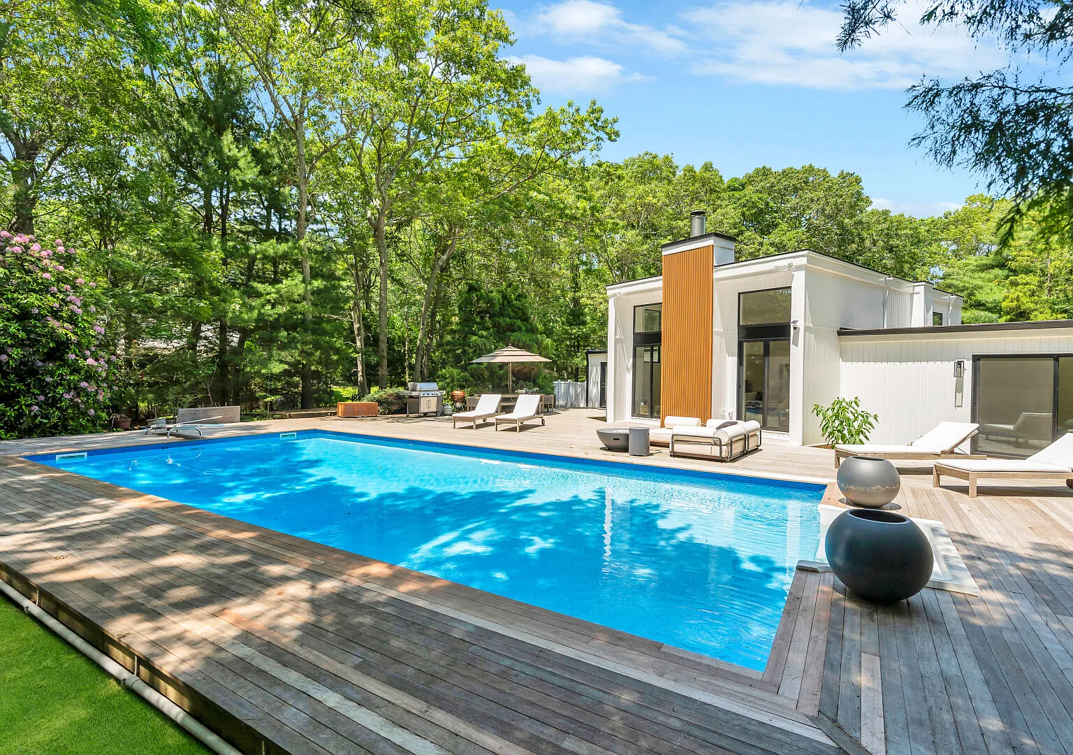 Beautiful Southampton Home centrally located with private pool — Photo 2
