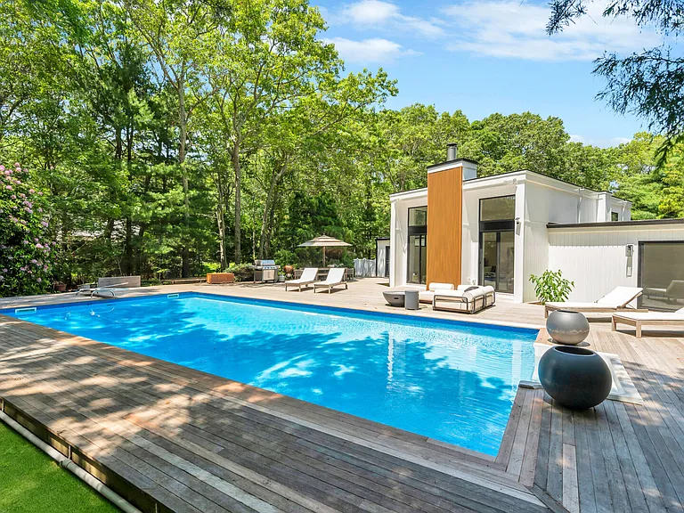 94 Peconic Hills Dr — Photo 2