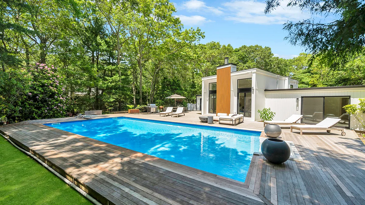 Building Photo - 94 Peconic Hills Dr