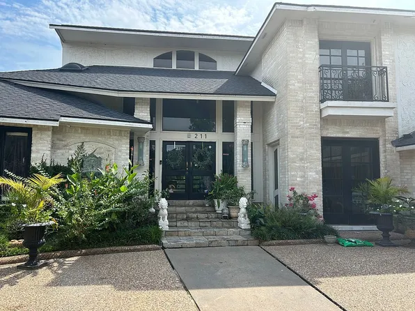 211 Kirkwood Ct, Sugar Land, TX 77478