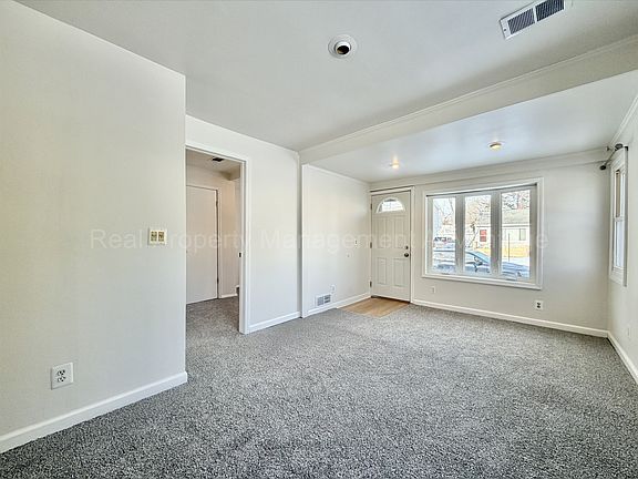 4th image of 824 E Barrett Ave