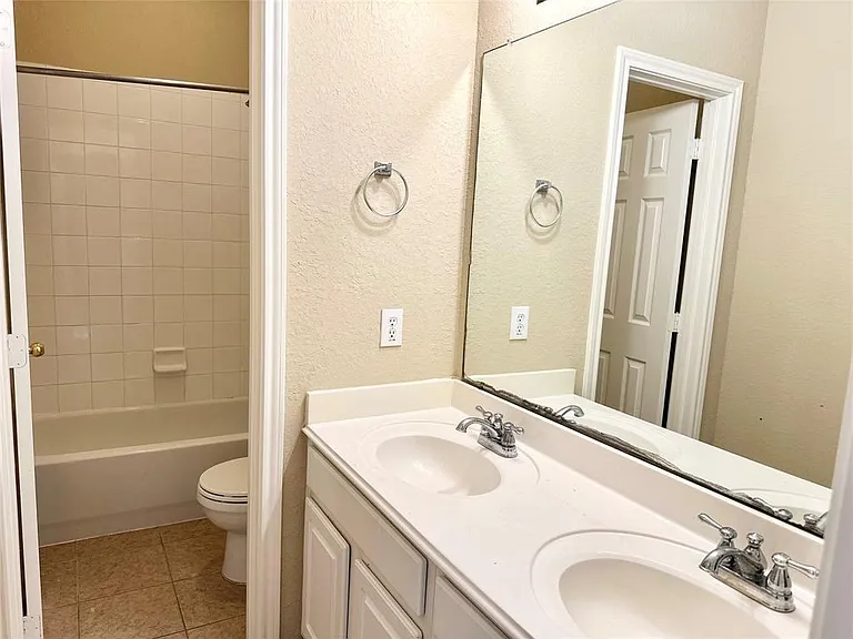 3723 Tumbling Falls Dr — Photo 18