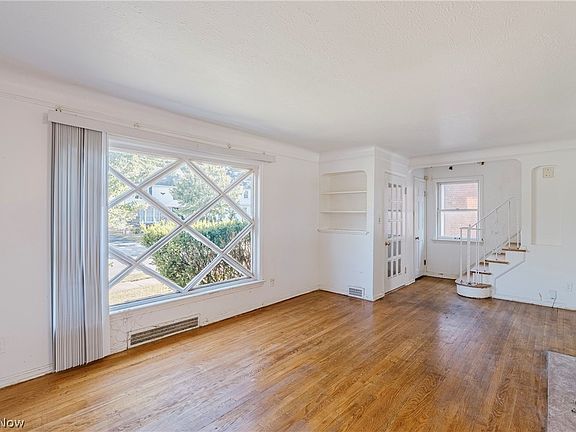 4th image of 3826 Grosvenor Rd