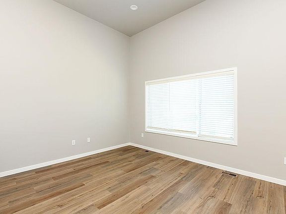 5th image of 1293 Marlys Dr W
