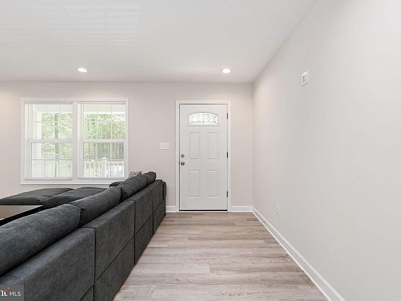 5th image of 392 Shorewood Dr