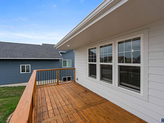 5th image of 916 Trojan Ave
