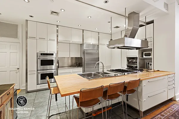 Rented by Coldwell Banker Warburg | media 4