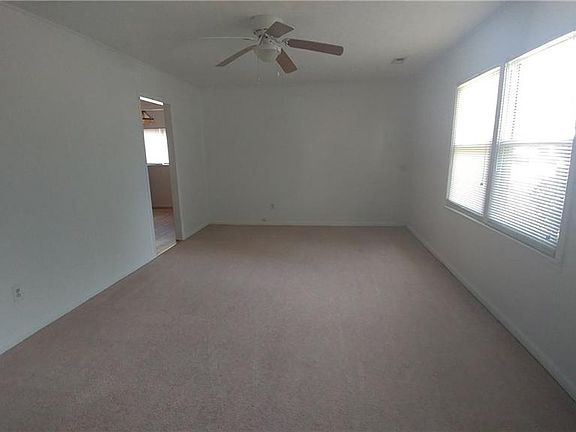 3rd image of 3828 Brentwood Cres