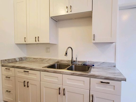 2nd image of 1117 Melrose Ave #7