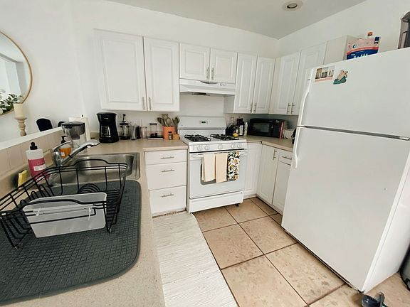 2nd image of 1528 Bainbridge St Floor 1