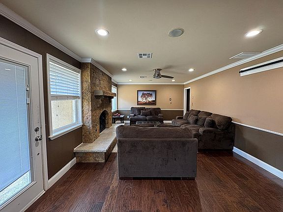 4th image of 5004 N Vermont Ave