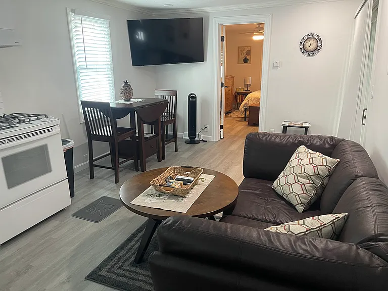 472 Washington Ave — Photo 9