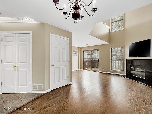 3rd image of 407 Clarendon Ct