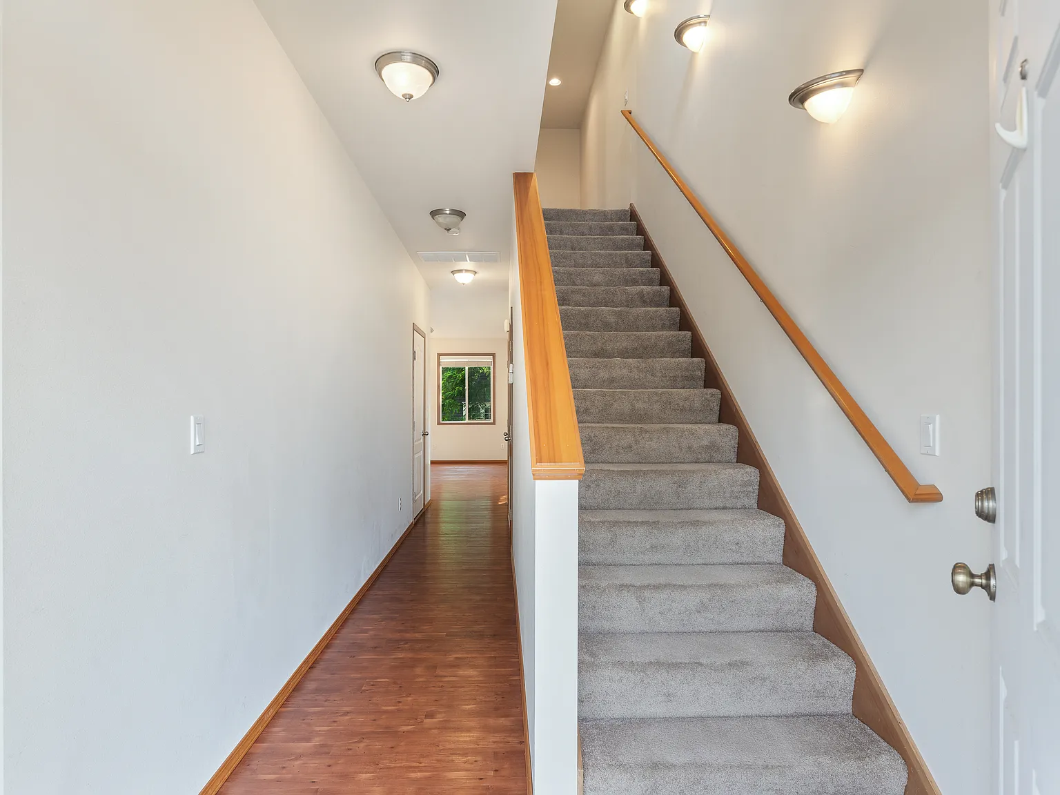3 bed, 2.5 bath, 1300 sqft, $2,800 — Photo 3