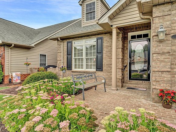 2nd image of 28 Pondview Ct