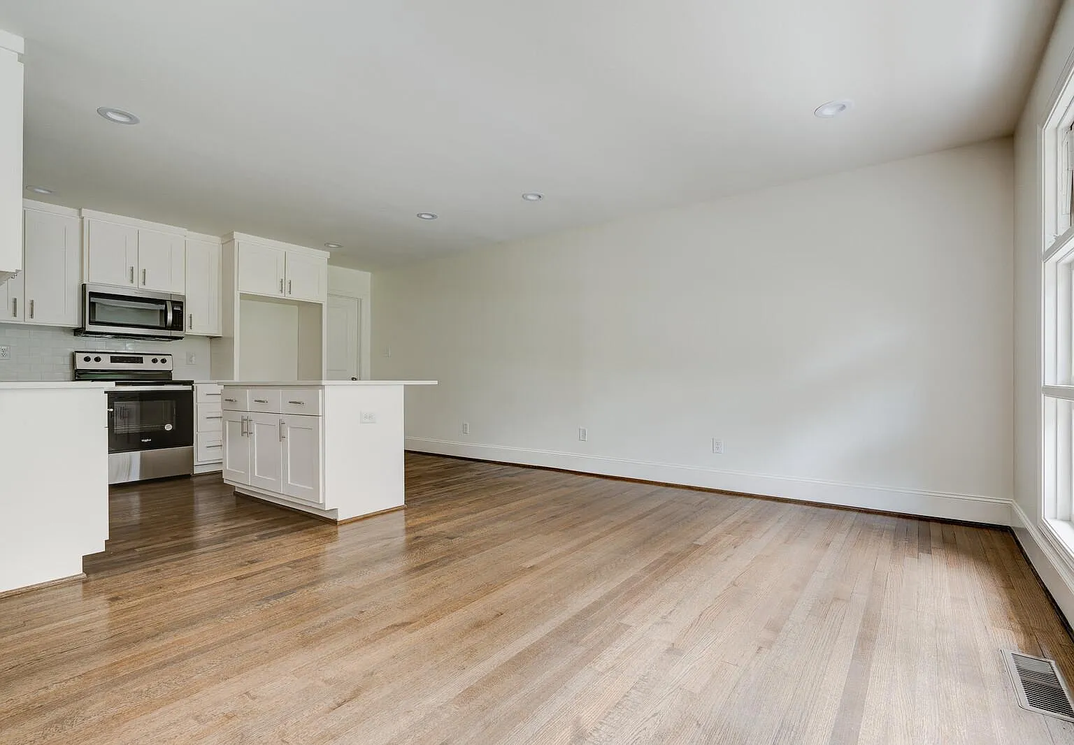 3 bed, 1047 sqft, $1,925 — Photo 4