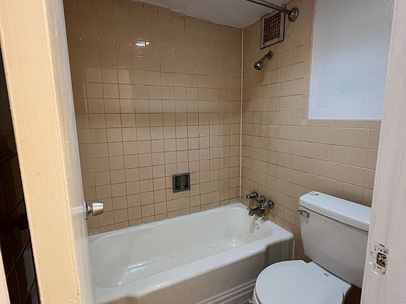4th image of 605 N Gray St #115