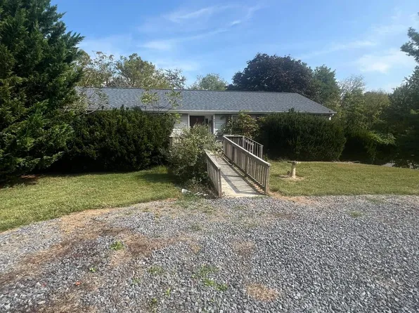 90 Wellington Ct, Charles Town, WV 25414