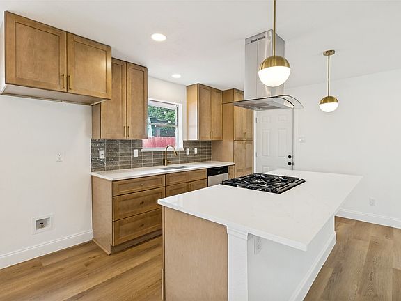 3rd image of 437 Summit Dr