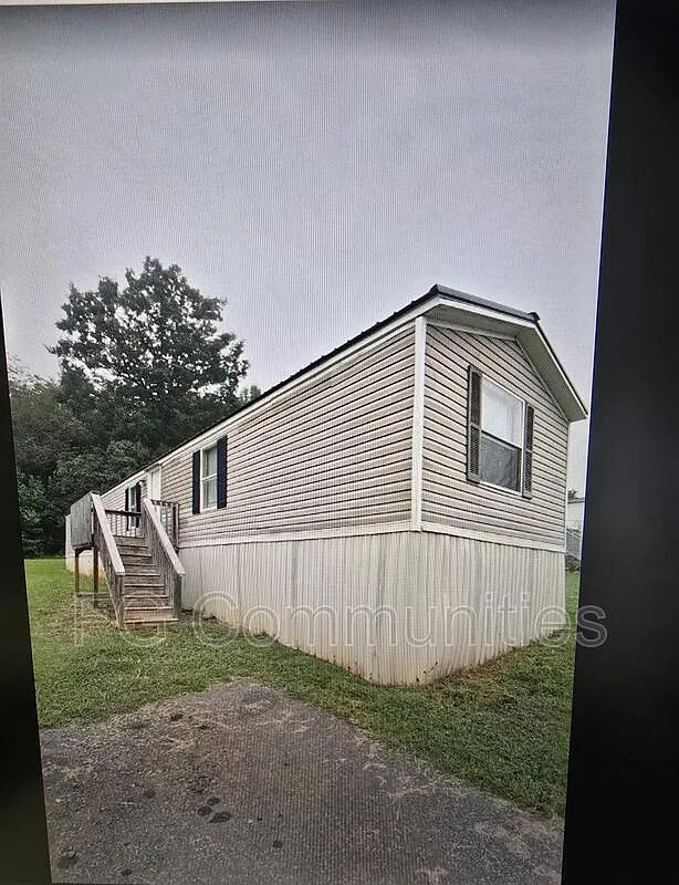 3 bed, 2.0 bath, $925 — Photo 1
