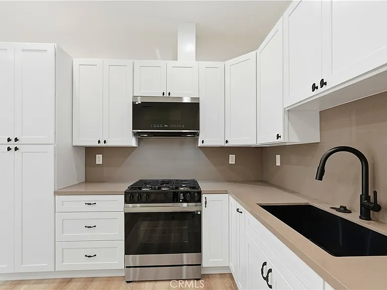 10913 White Oak Ave — Photo 3