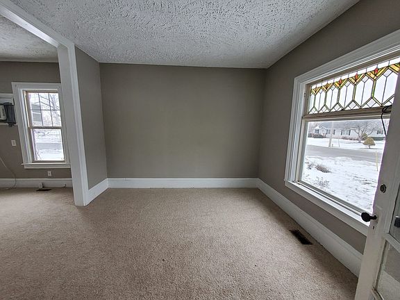 4th image of 430 N Main St