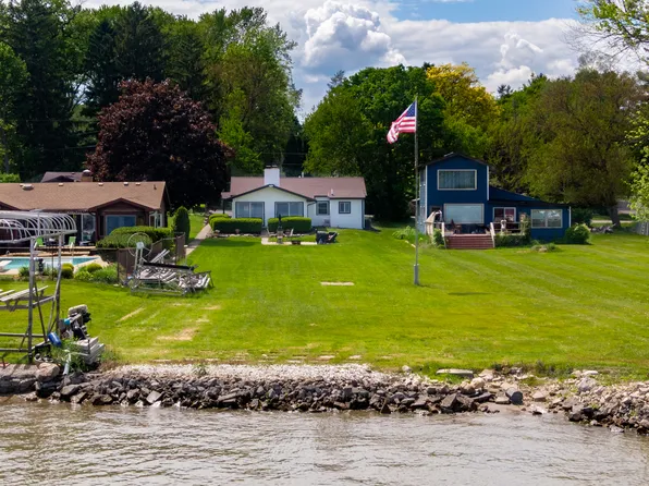 38225 N Bolton Pl, Antioch, IL 60002