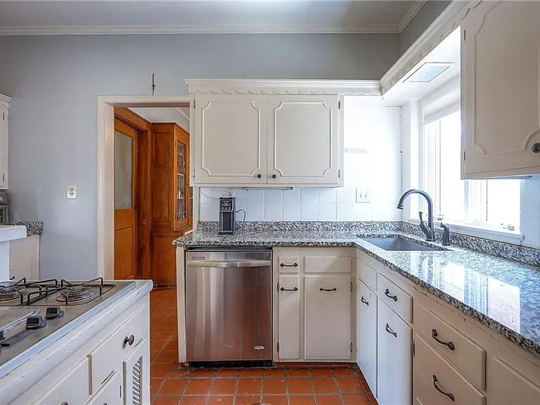 712 E Armour Blvd — Photo 8