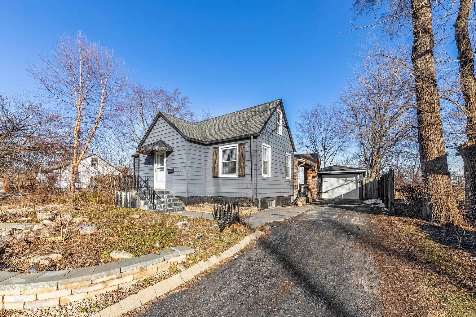 220 SE Circle Dr photo 1