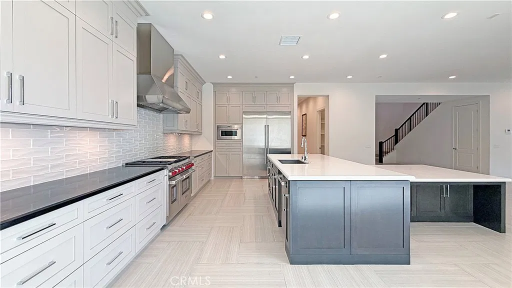 5 bed, 5.5 bath, 5660 sqft, $11,500 — Photo 4