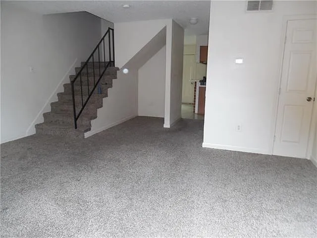 2 bed, 1.5 bath, 1019 sqft, $1,250 — Photo 2