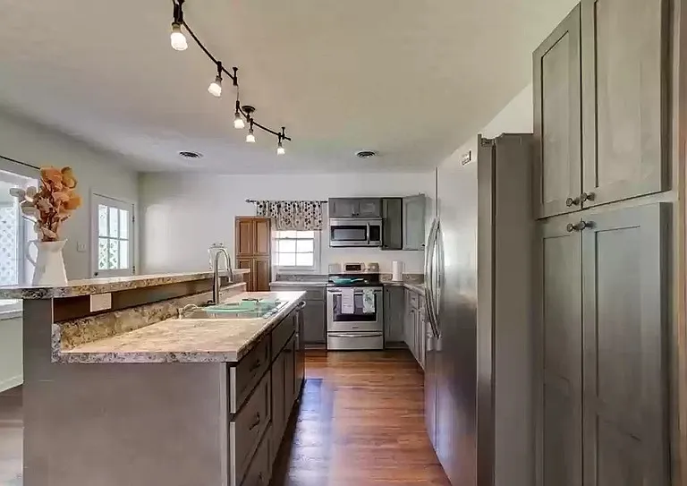 408 E Main St — Photo 12
