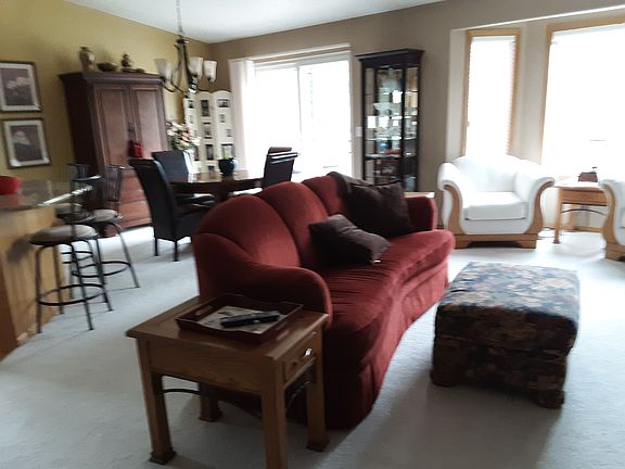 Open floor plan, vaulted 