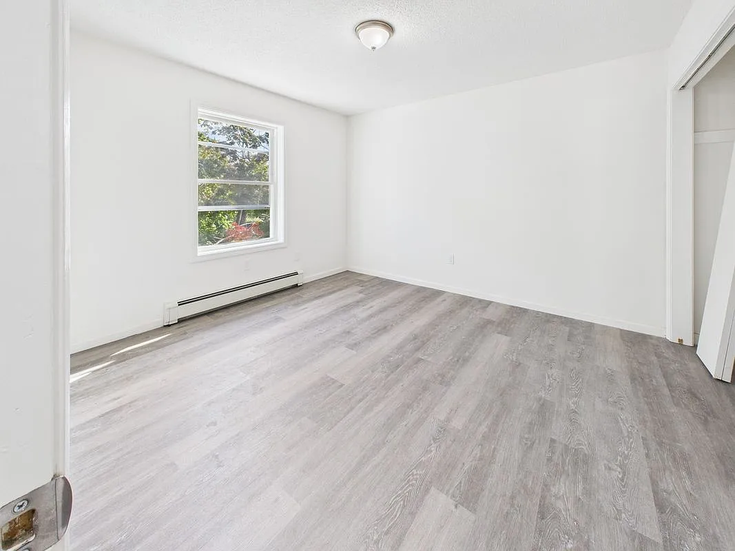 3 bed, 1.5 bath, 1102 sqft, $2,500 — Photo 2