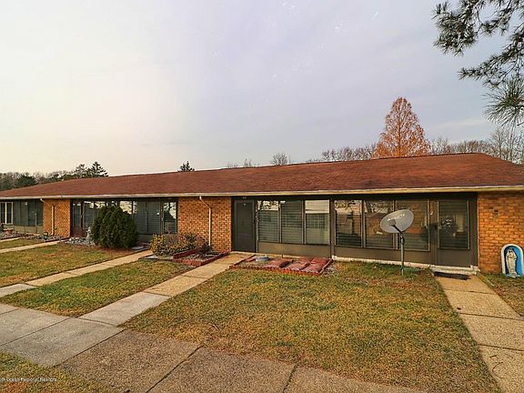 4th image of 15 E Yorkshire Ct