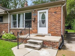 24131 Ridgedale St, Oak Park, MI 48237