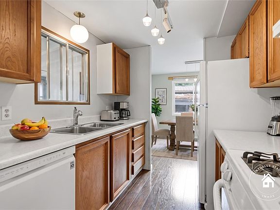 4th image of 1247 Arbutus Rd #25
