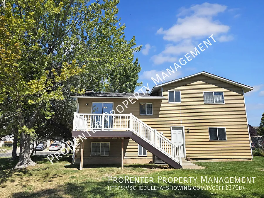 Updated 4 Bed, 2 Bath Clearfield Home — Photo 2