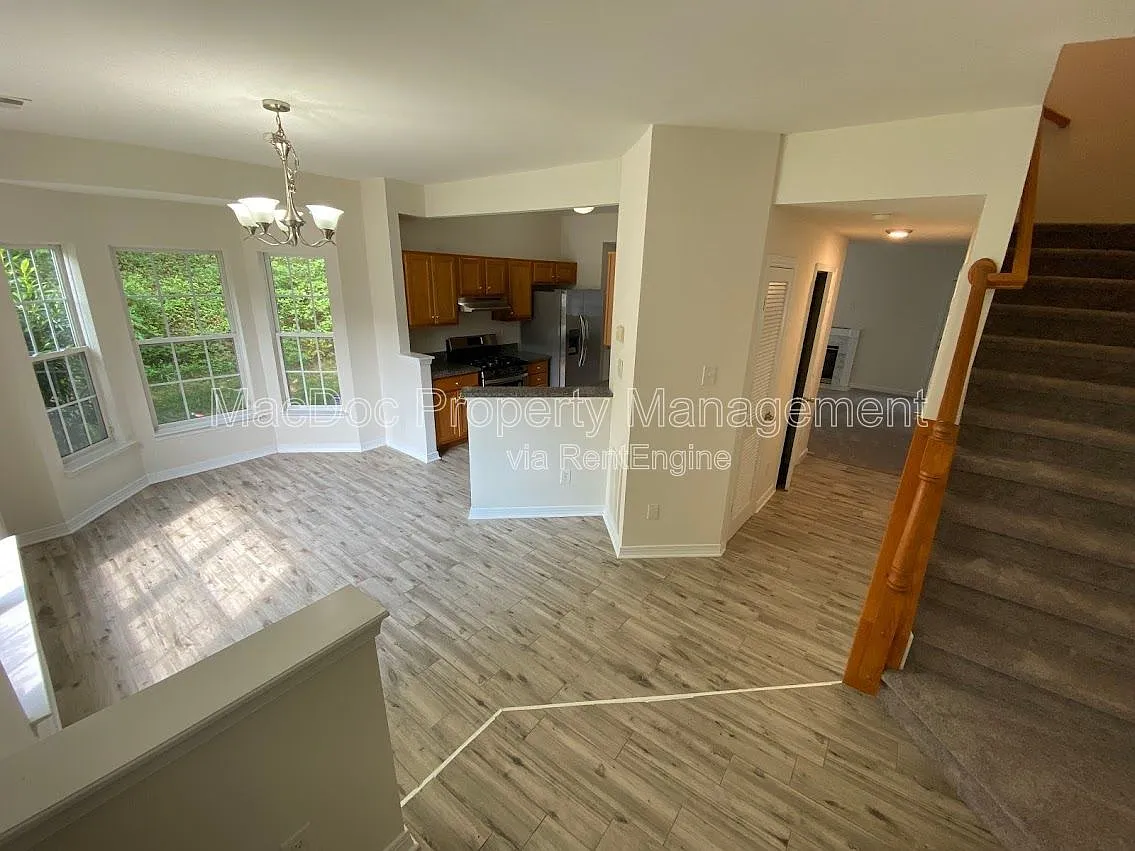 3 bed, 2.5 bath, 1452 sqft, $2,295 — Photo 3