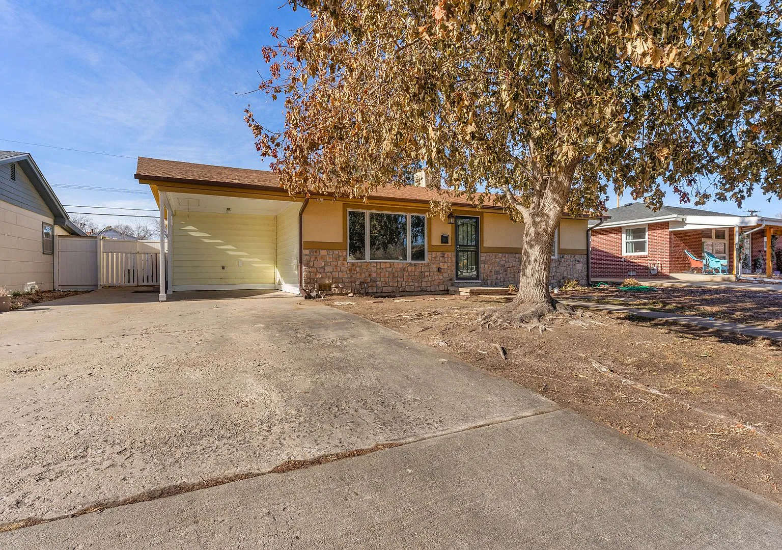 Charming Home with Washer/Dryer and Fenced in Yard — Photo 1
