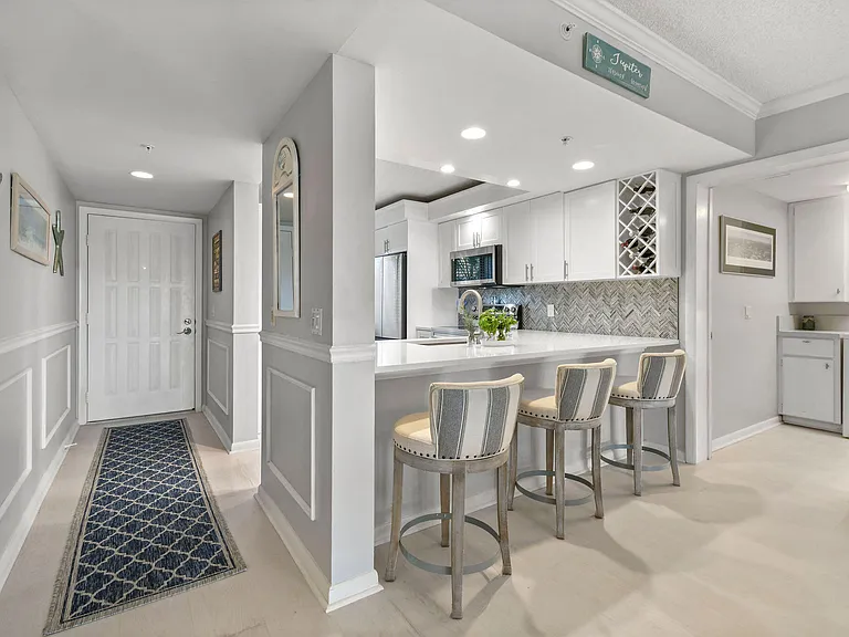 601 Seafarer Cir #304 — Photo 3