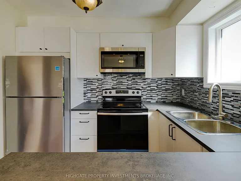 654 Brougham Pl #MAIN UPPER — Photo 9