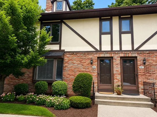 18 Mansion Woods Dr #D, Agawam, MA 01001