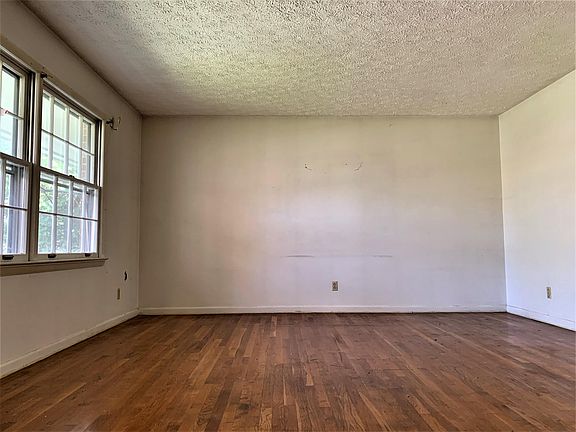 4th image of 207 Ivanhoe Ln