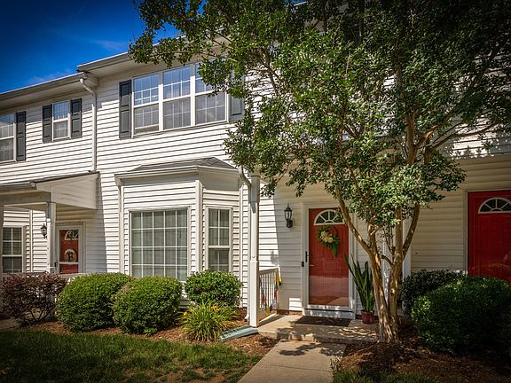 3rd image of 215 Pointe Crest Ct