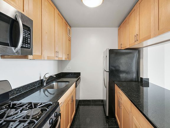 4th image of 360 E 57th St #17BB
