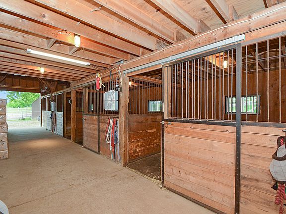 4 - 12x11 Stalls w/windows