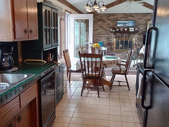 Kitchen w/eat in area 