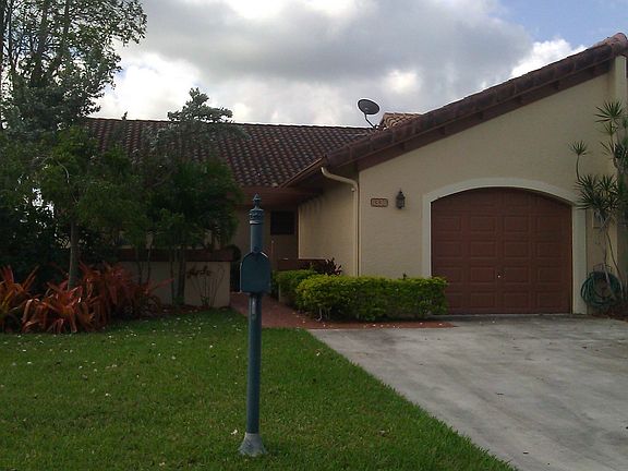 front - 1-car garage